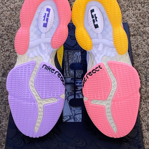 Lebron XIX Low Men’s Sz 11 US  DO9829 500 New w box Lilac/Pink Gaze/Smoke Grey - Picture 4 of 8